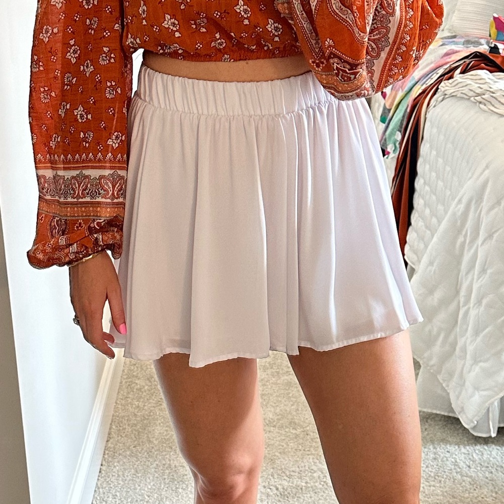 White Show me your mumu SHORTS size small